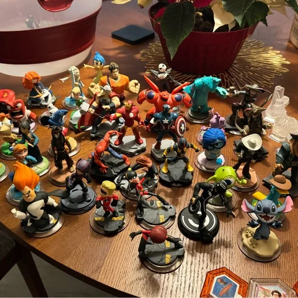 Disney infinity lot of 78 pieces